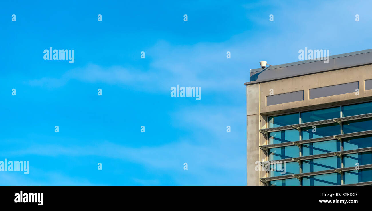Videocamera di sorveglianza nella parte superiore di un edificio Foto Stock