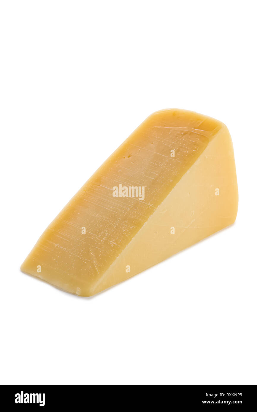 Triangolo pezzo di formaggio parmigiano isolato su bianco Foto Stock