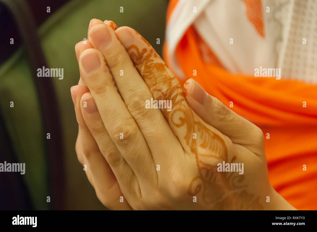 Una donna caucasica tourist coppettazione le mani per mostrare l'henna/mehndi designs sul suo indice della mano sinistra. Shilparamam, Hyderabad, Telangana, India. Foto Stock