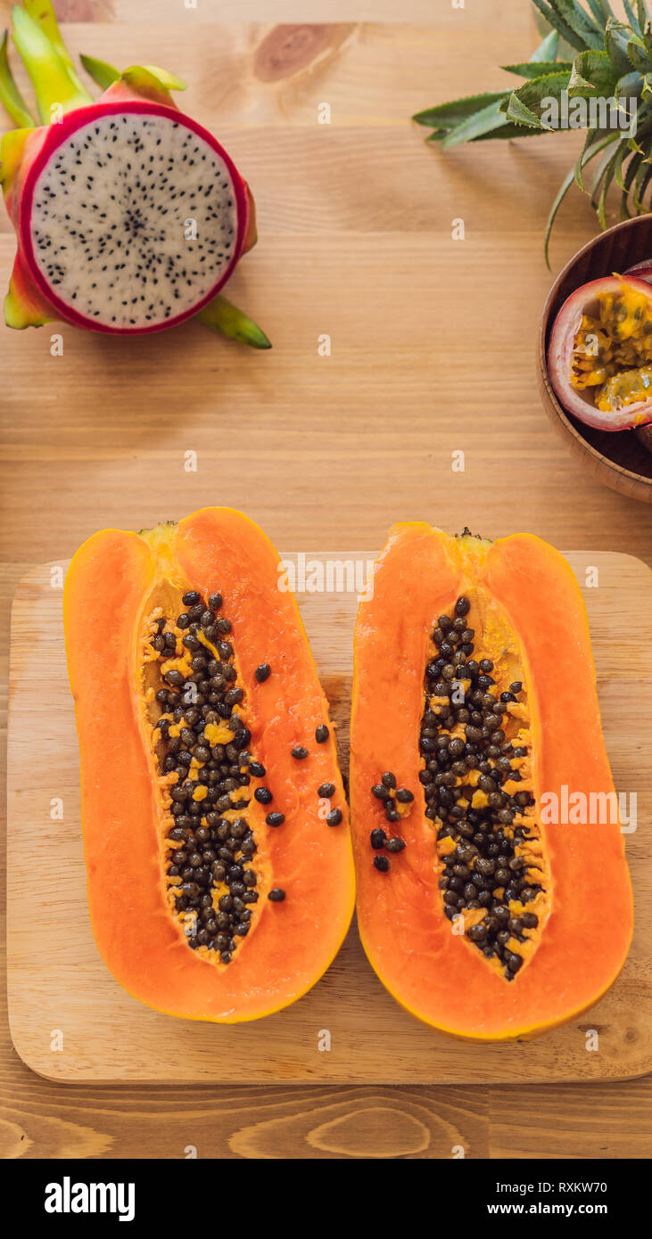 Mangiare sano sullo sfondo di diversi tipi di frutta sul vecchio tavolo in  legno formato verticale per Instagram storia mobile o storie dimensioni. Carta  da parati mobili Foto stock - Alamy
