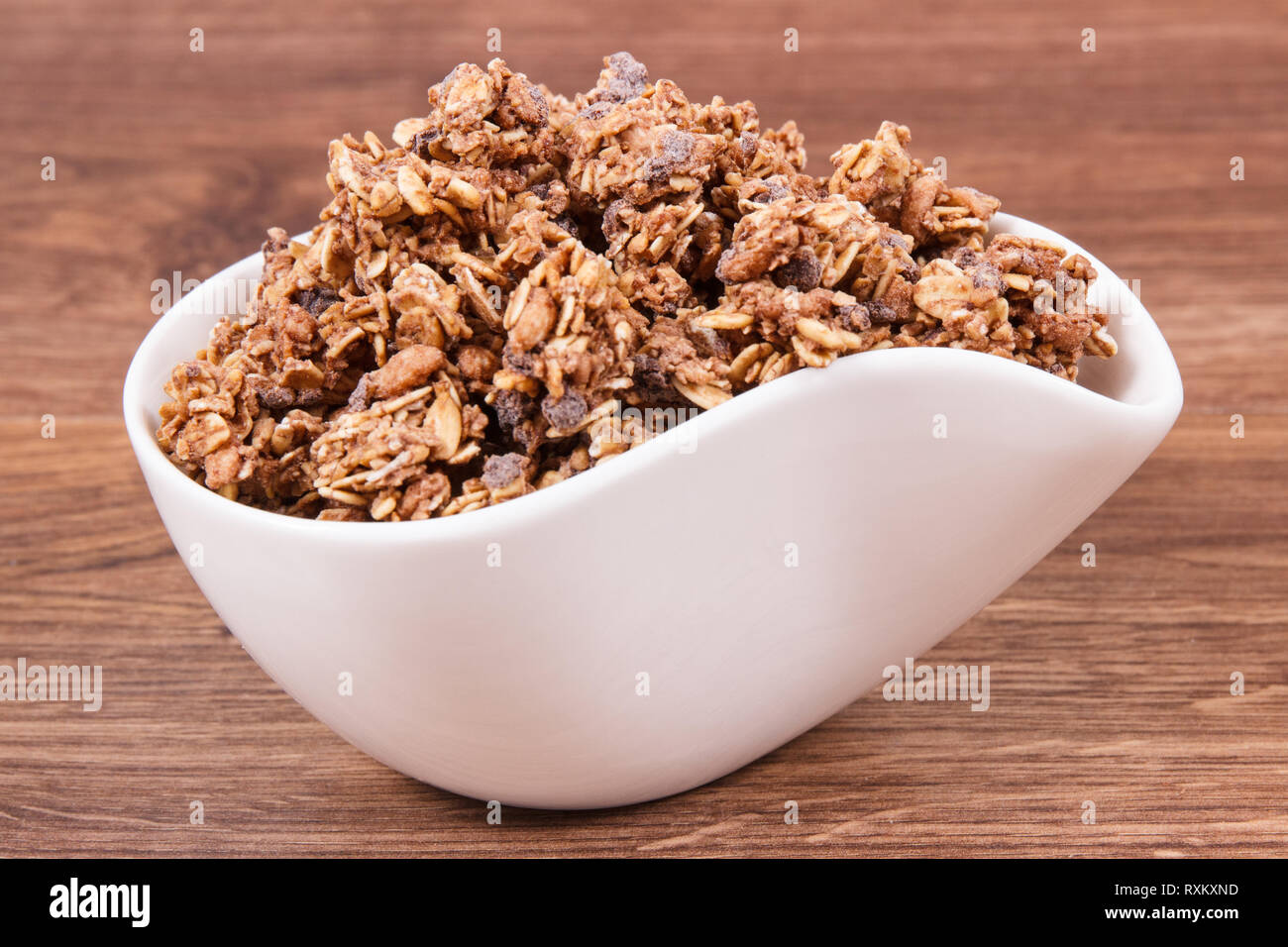 Fiocchi di avena con il cioccolato come fonte di ferro in ciotola bianco,  cibo sano per il concetto di colazione Foto stock - Alamy