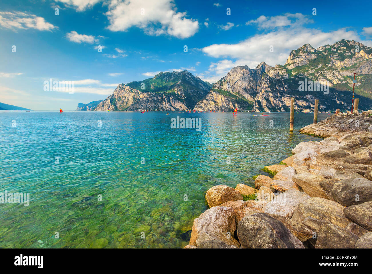 La vacanza estiva destinazione, surfers nel lago nel corso di surf vicino resort di Torbole sul lago di Garda, Italia, Europa Foto Stock