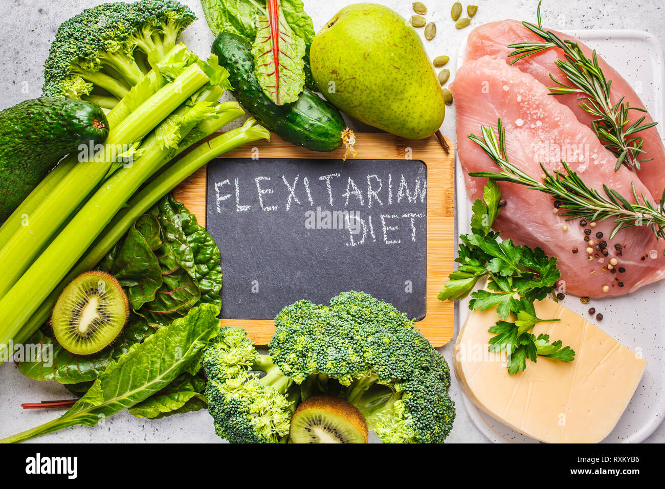 Dieta Flexitarian concetto di sfondo, vista dall'alto. Ortaggi, frutta, carne e formaggio - una dieta sana. Foto Stock