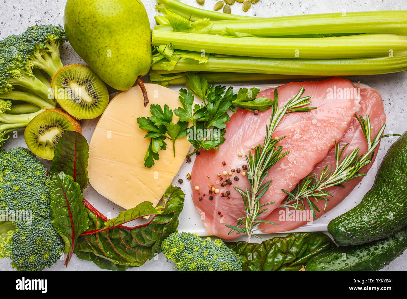 Dieta Flexitarian concetto di sfondo, vista dall'alto. Un sacco di frutta e verdura, poca carne e latticini. Foto Stock