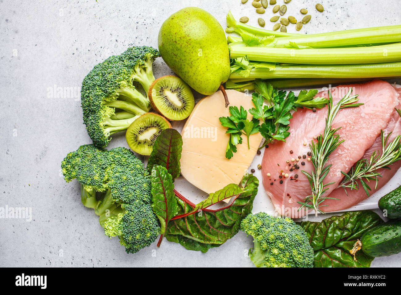 Dieta Flexitarian concetto di sfondo, vista dall'alto. Ortaggi, frutta, carne e formaggio - una dieta sana. Foto Stock