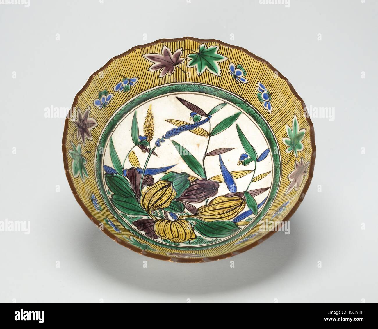 Kutani-Style vassoio di dolci. Il Giappone. Data: 1820-1830. Dimensioni: diam. 20,32 cm. Porcellana con decorazione underglaze overglaze e smalti. Provenienza: Giappone. Museo: Chicago Art Institute. Foto Stock