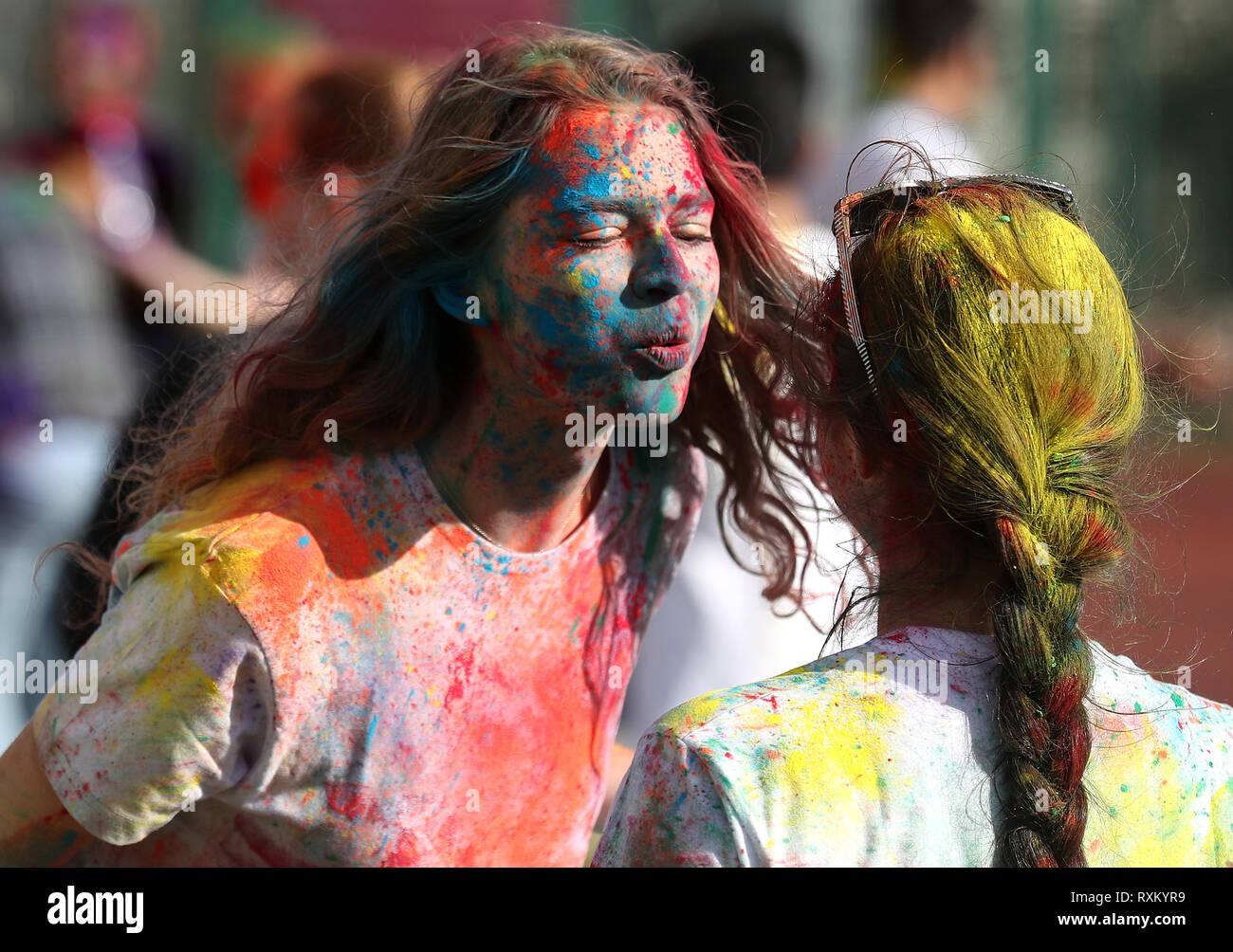 La gente a prendere parte al festival indù di Holi, noto anche come il "Festival dei Colori' su Belmont verde a Dundee University organizzato dalla universitys società indiana. Foto Stock