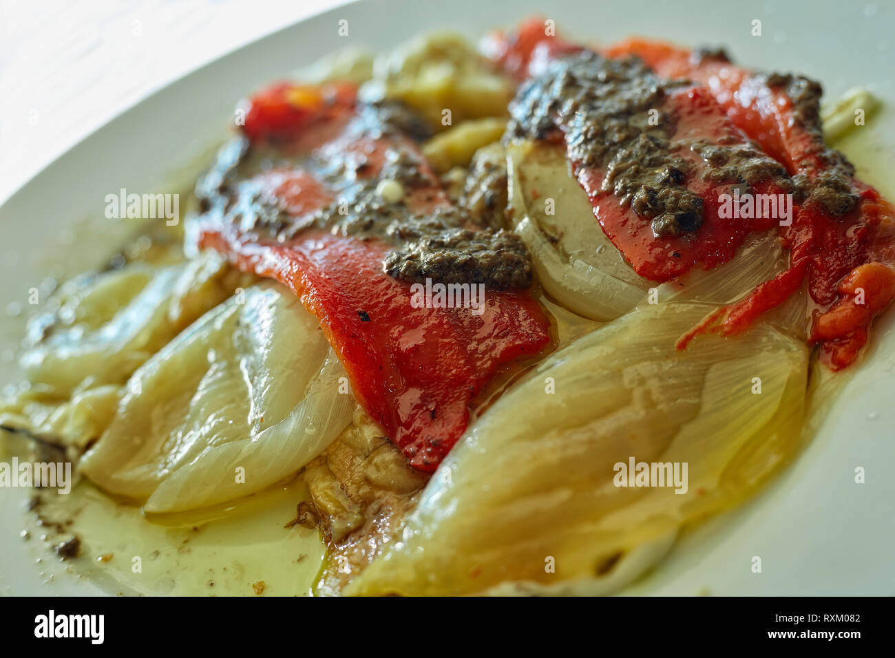 Verdure grigliate sulla piastra in un ristorante spagnolo Foto Stock
