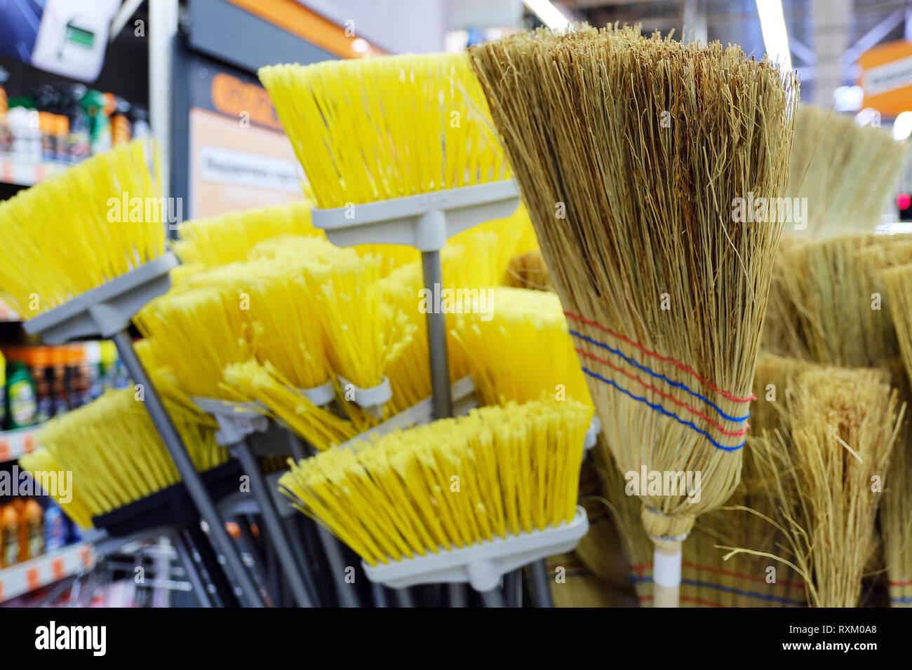 Spazzole di spazzamento. Giallo artificiale. Fatta di lino naturale essiccata piantato sull'albero Foto Stock