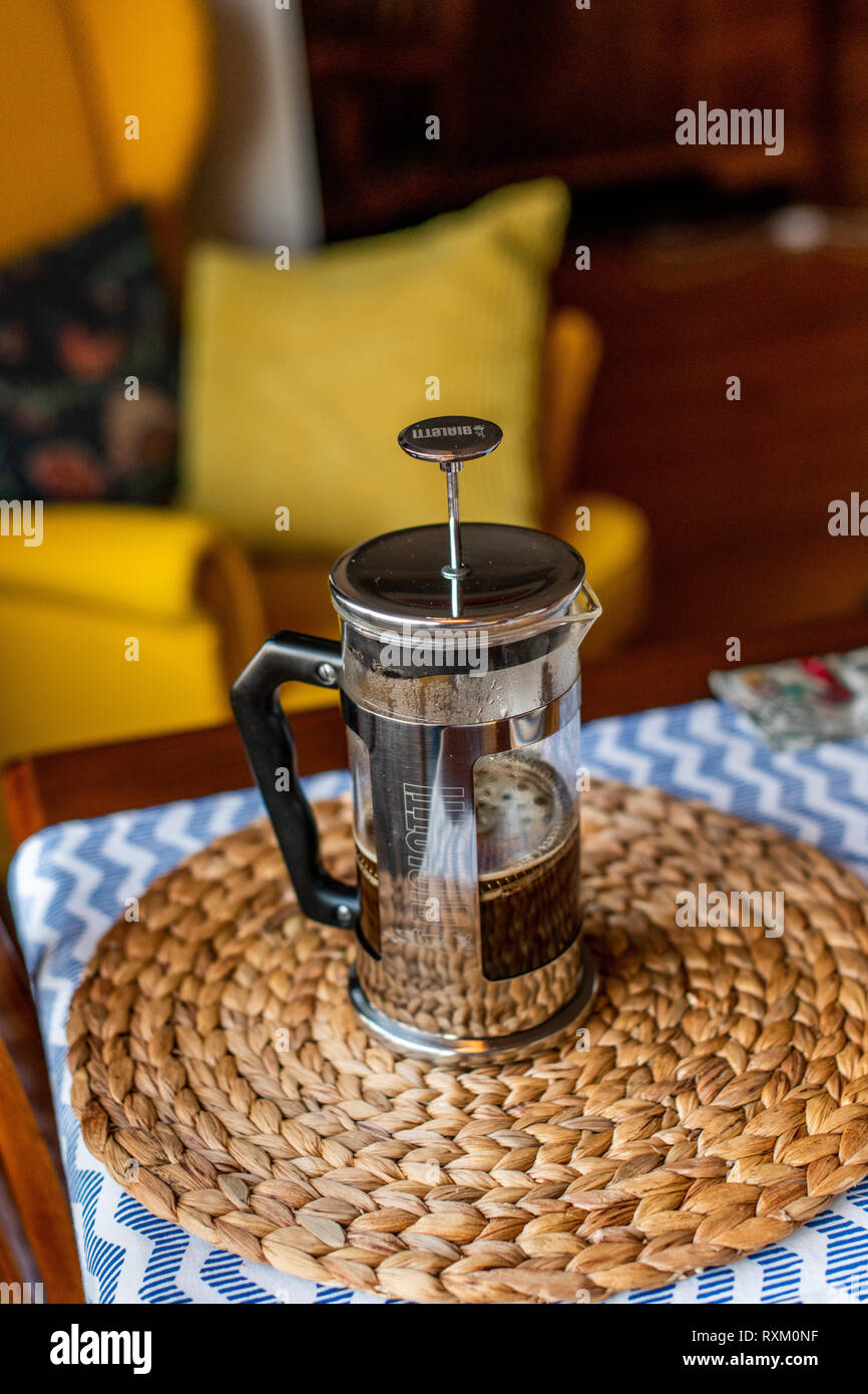 Editoriale - bialetti french press caffè versatore. caffè nero all'interno  Foto stock - Alamy