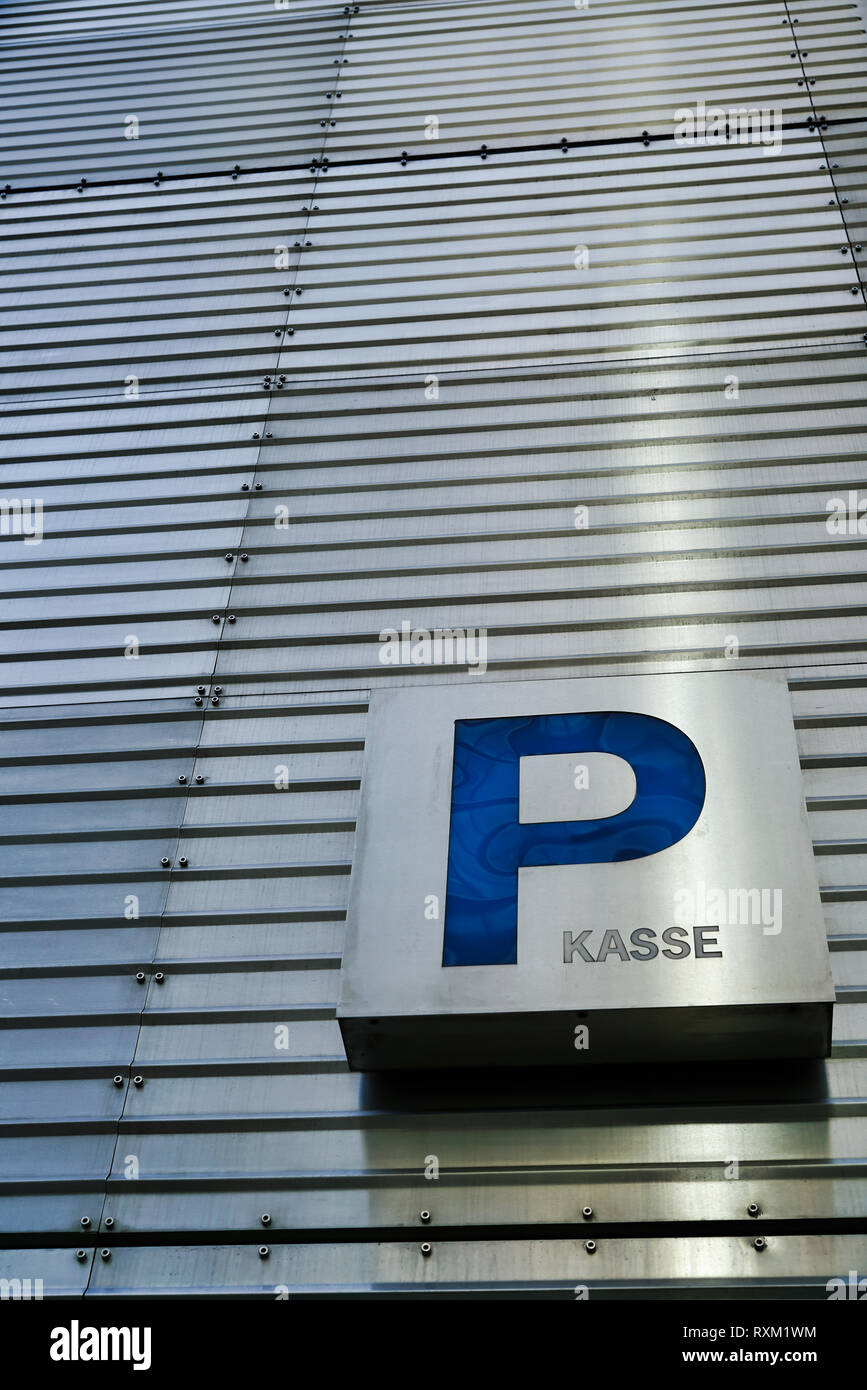 Nota sul registro di cassa in un garage per il parcheggio a Berlino Foto Stock