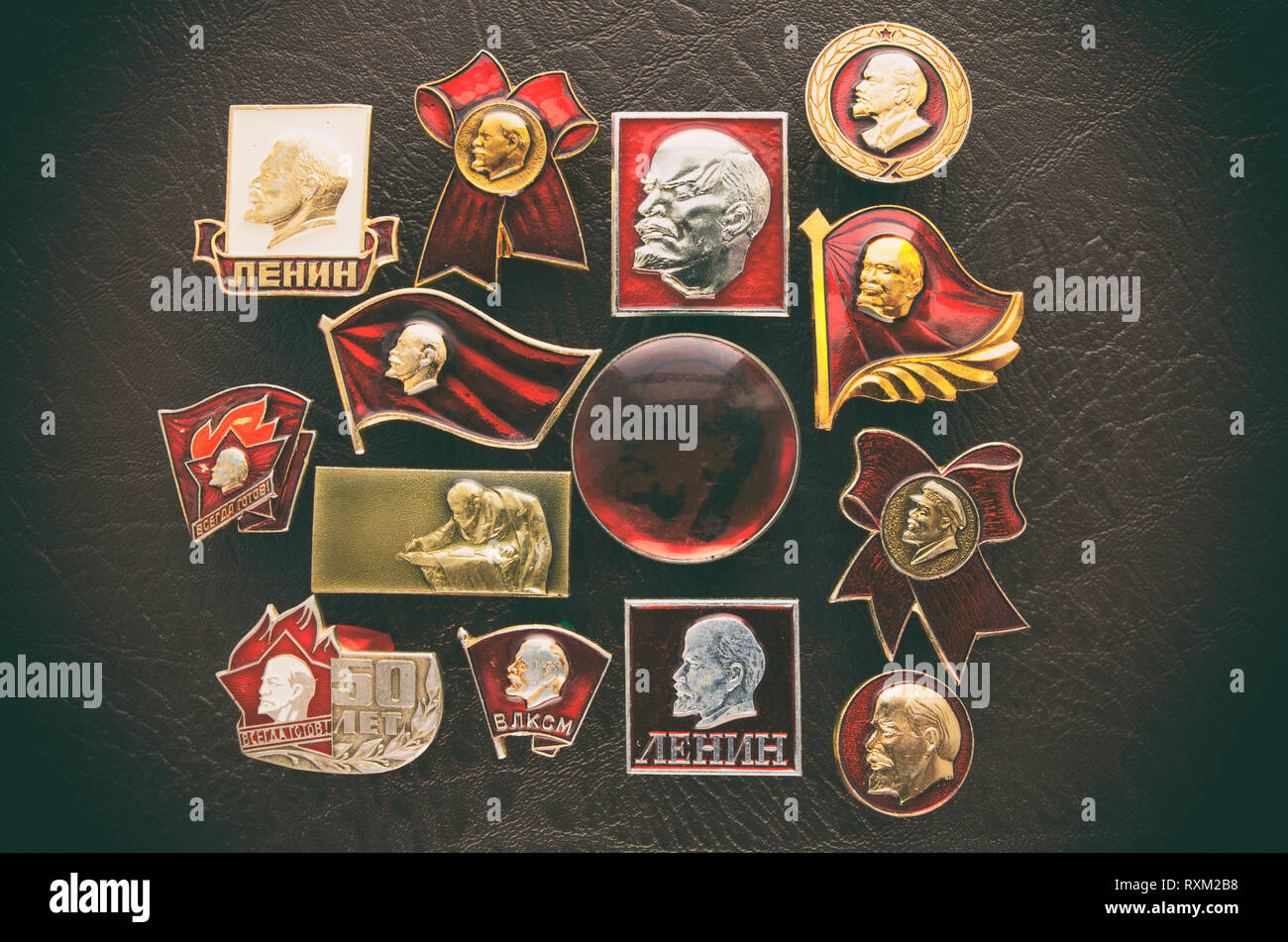 Molti metalli badge sovietica con l immagine del leader comunista Vladimir Lenin Foto Stock