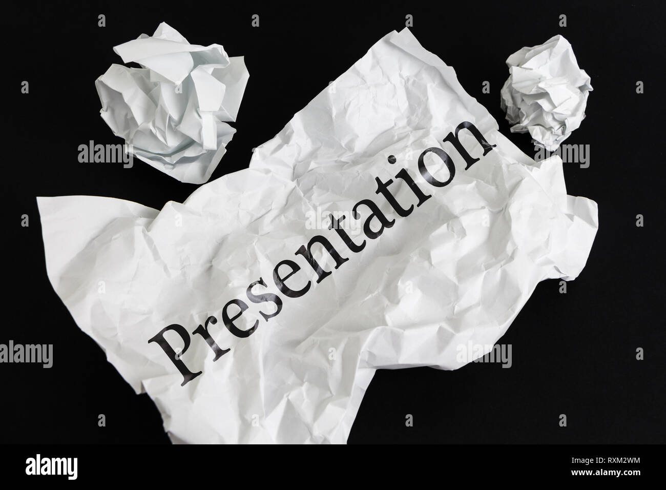 Carta sgualcita foglio con parola isolata di presentazione su nero Foto Stock