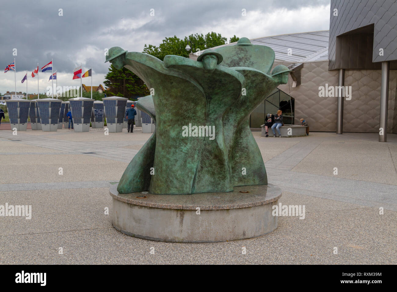 "Ricordo e rinnovamento" scultura da Colin Gibson fuori del Juno Beach centre, Courseulles-sur-Mer, Normandia, Francia. Foto Stock