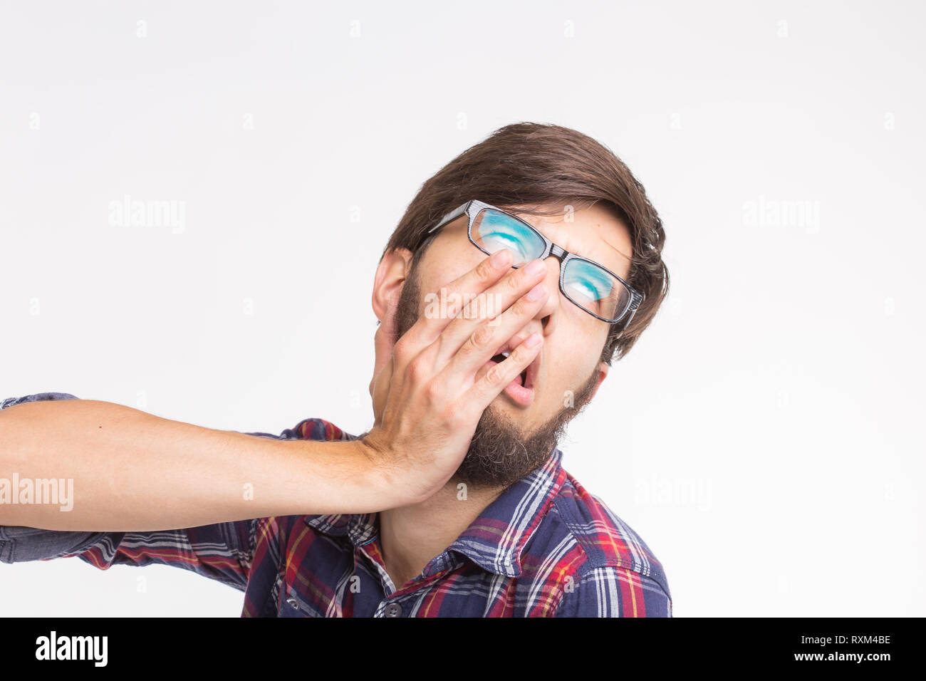 Espressione e gesto concetto - uomo bello con faccia scomoda. Foto Stock