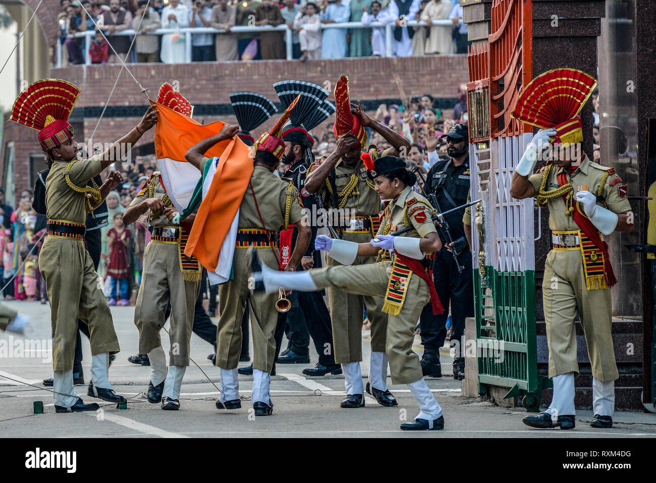 INDIA, ATTARI, la frontiera quotidiana cerimonia di chiusura al confine Indian-Pakistan a Wagah-Attari è un opera come spettacolo che richiama tu Foto Stock