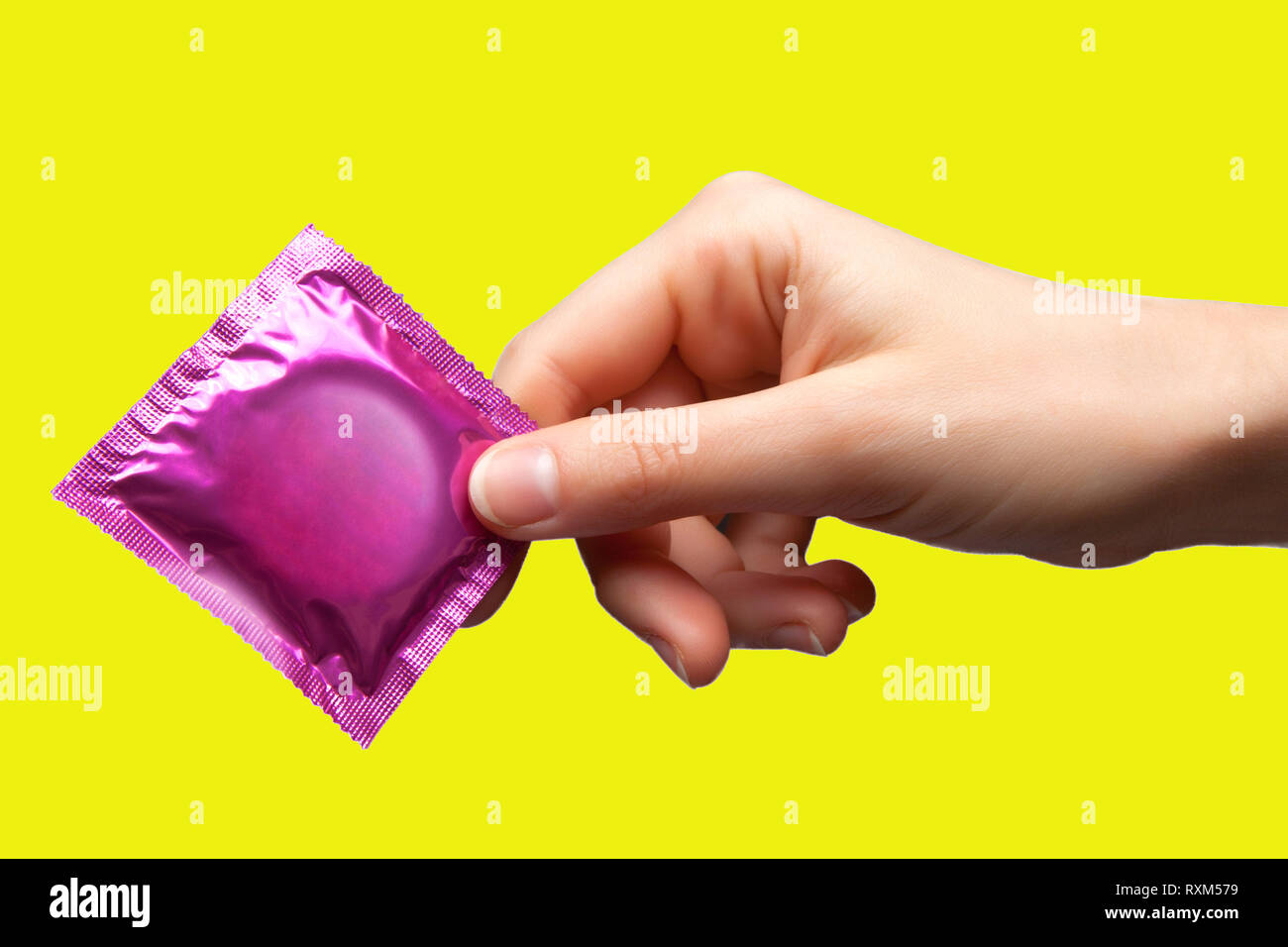 preservativo in mano Foto stock - Alamy