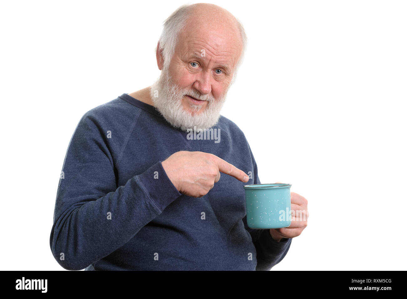 Uomo anziano con tazza di bad tè o caffè isolato su bianco Foto Stock