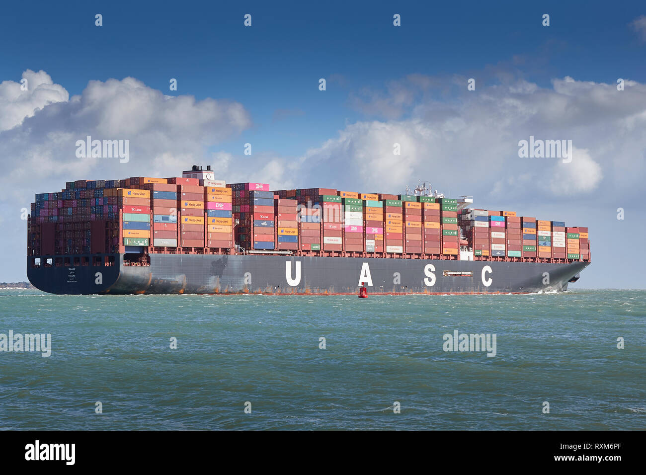 Il caricato completamente Ultra-Large UASC Nave portacontainer, SAJIR, parte il Porto di Southampton, Hampshire, Regno Unito. Foto Stock
