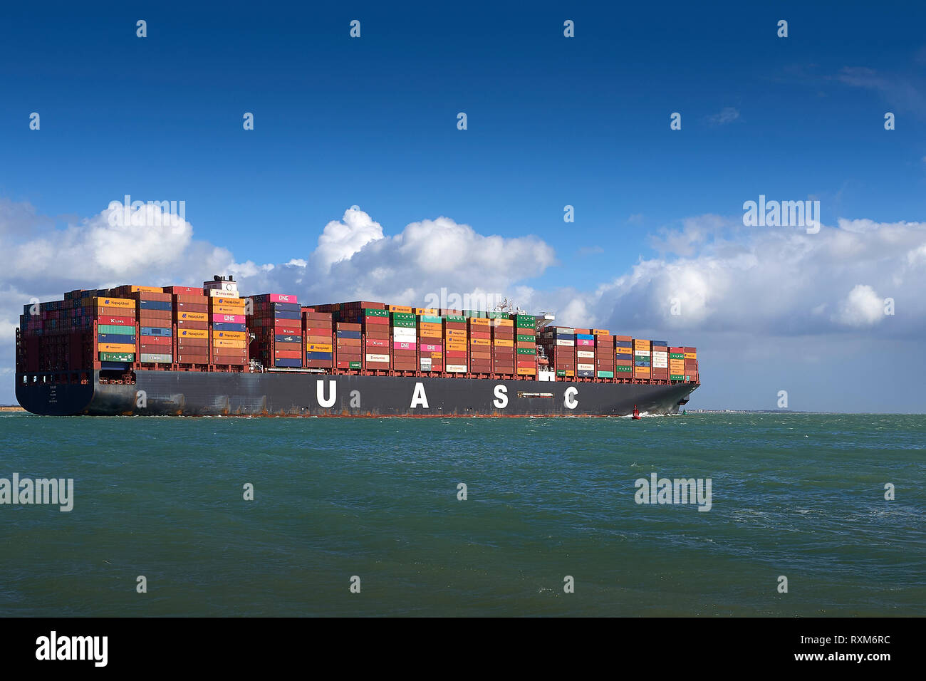 Il caricato completamente Ultra-Large UASC Nave portacontainer, SAJIR, parte il Porto di Southampton, Hampshire, Regno Unito. Foto Stock