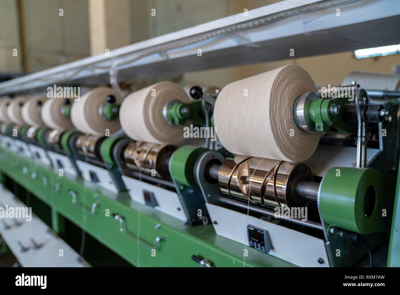 Interno della fabbrica tessile. Produzione di filati.concetto industriale. Foto Stock