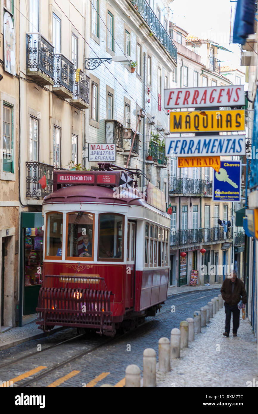 Tram tradizionali, Rua Cavaleiros, Lisbona, Portogallo Foto Stock