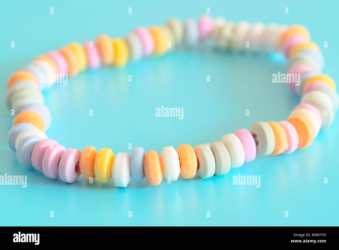 Perline e braccialetti di dolci caramelle su sfondo bianco Foto stock -  Alamy