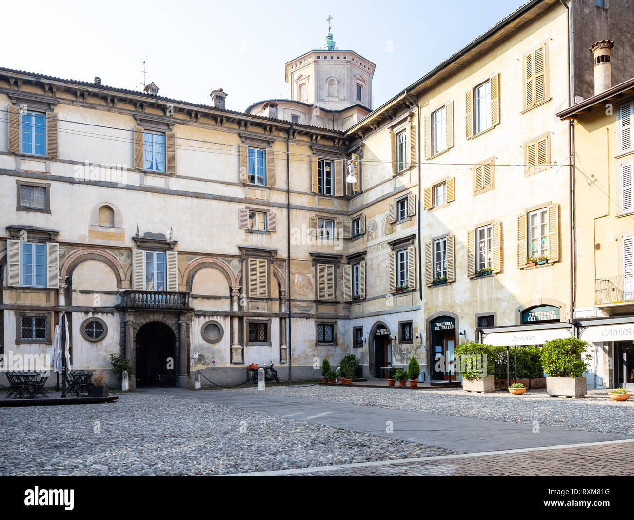 BERGAMO, Italia - 19 febbraio 2019: Vecchia casa Palazzo Roncalli in Piazza Mascheroni in Città Alta (città alta) della città di Bergamo, Lombardia Foto Stock