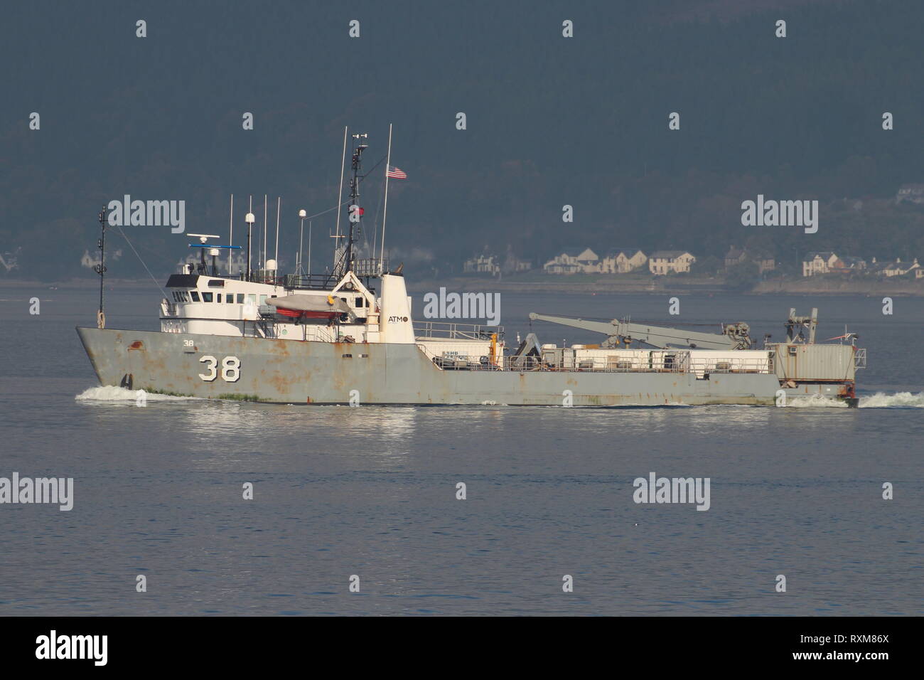 NAWC 38 (o Navair 38), un ranger-class nave della US Naval Air Warfare Center, passa Gourock sulla sua strada giù per il Clyde dopo la visita a Faslane. Foto Stock