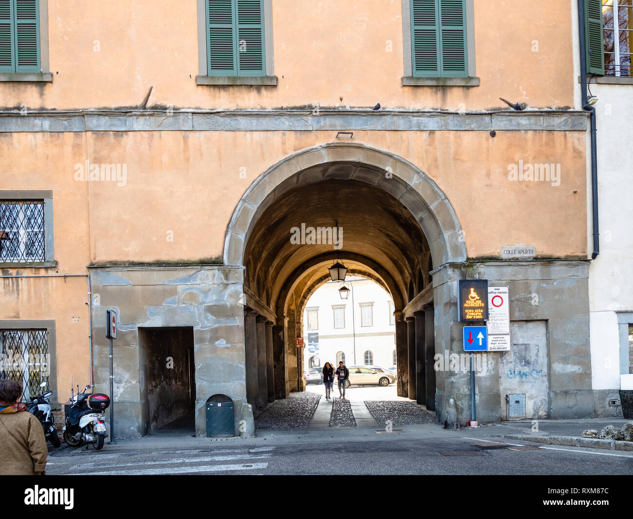 BERGAMO, Italia - 19 febbraio 2019: i visitatori a piedi dalla Piazza Lorenzo Mascheroni attraverso il passaggio a Piazza della Cittadella in Città Alta (città alta) Foto Stock