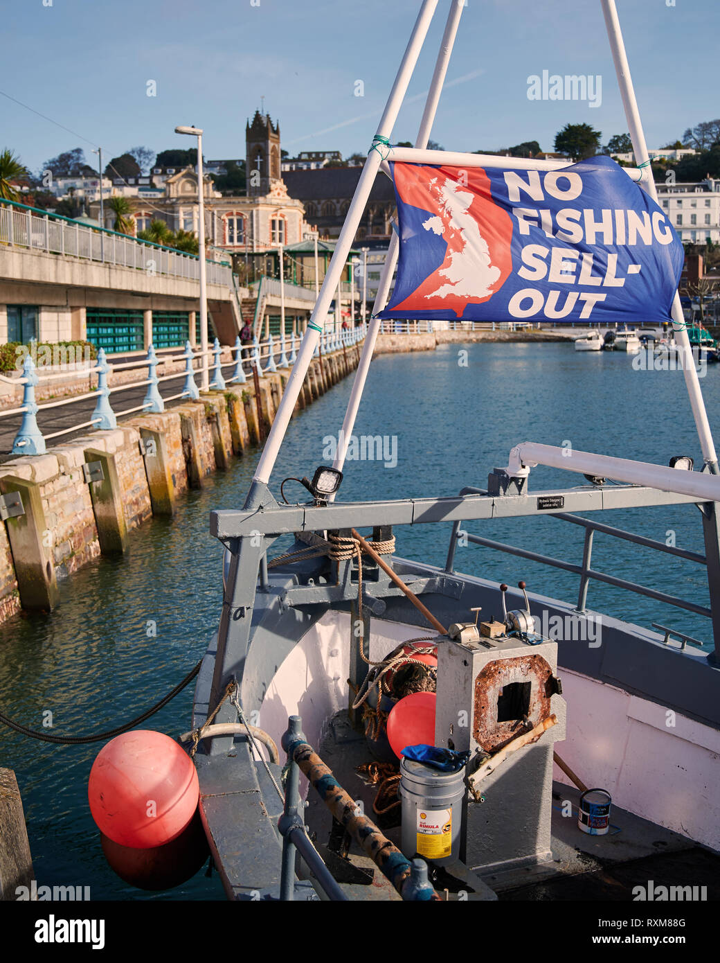 È vietata la pesca sell-out. Un banner volato dalla prua di un peschereccio. Foto Stock
