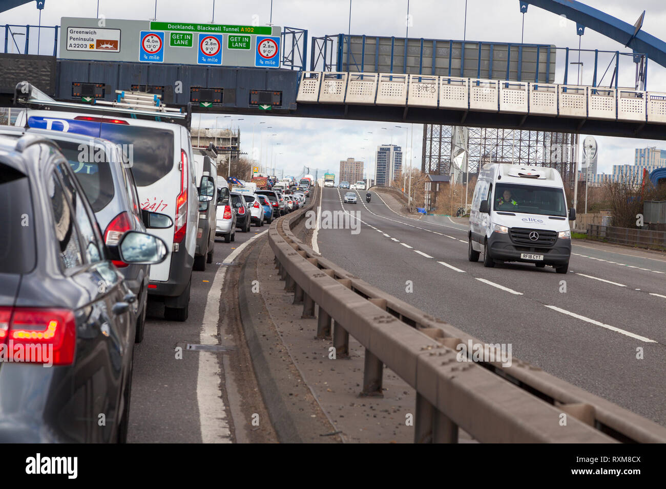 Traffico di Londra queuing vicino all'ingresso al Blackwall Tunnel A102, london, Regno Unito Foto Stock