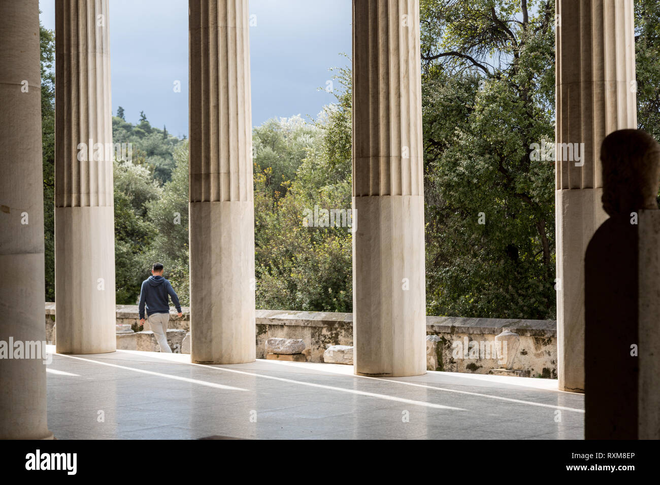 Athens, Grecia - 7 Febbraio 2019: un uomo visita antico sito dello STOA Attalosa in Atene Agora. Foto Stock