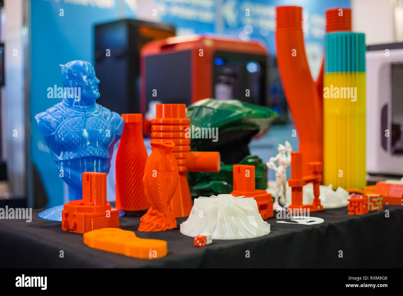 Modelli in plastica presso la moderna tecnologia mostra Foto Stock