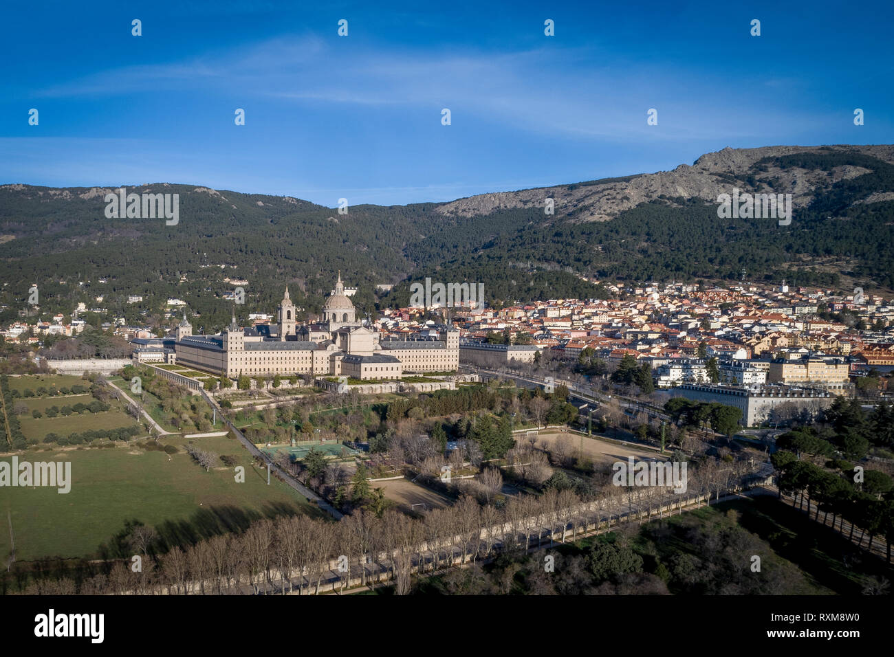 Vista aerea del monastero di El Escorial presso sunrise in primavera con la Sierra de Guadarrama in fondo Foto Stock