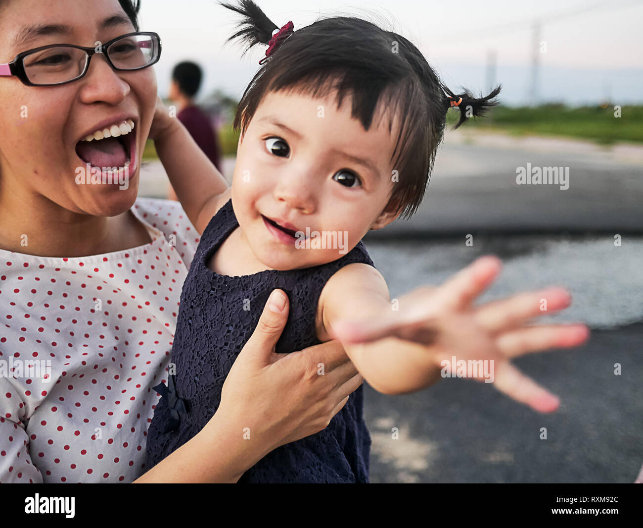 Bambina di capretto e mom divertirsi | piccolo bambino di raggiungere e felice mom Foto Stock
