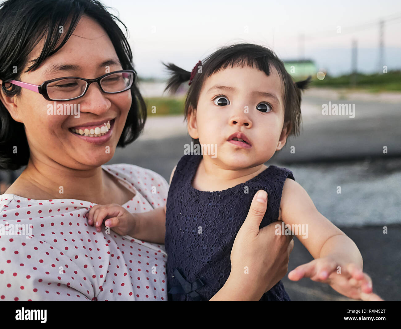 Bambina di capretto e mom divertirsi | Il bambino innocente e felice di MOM Foto Stock