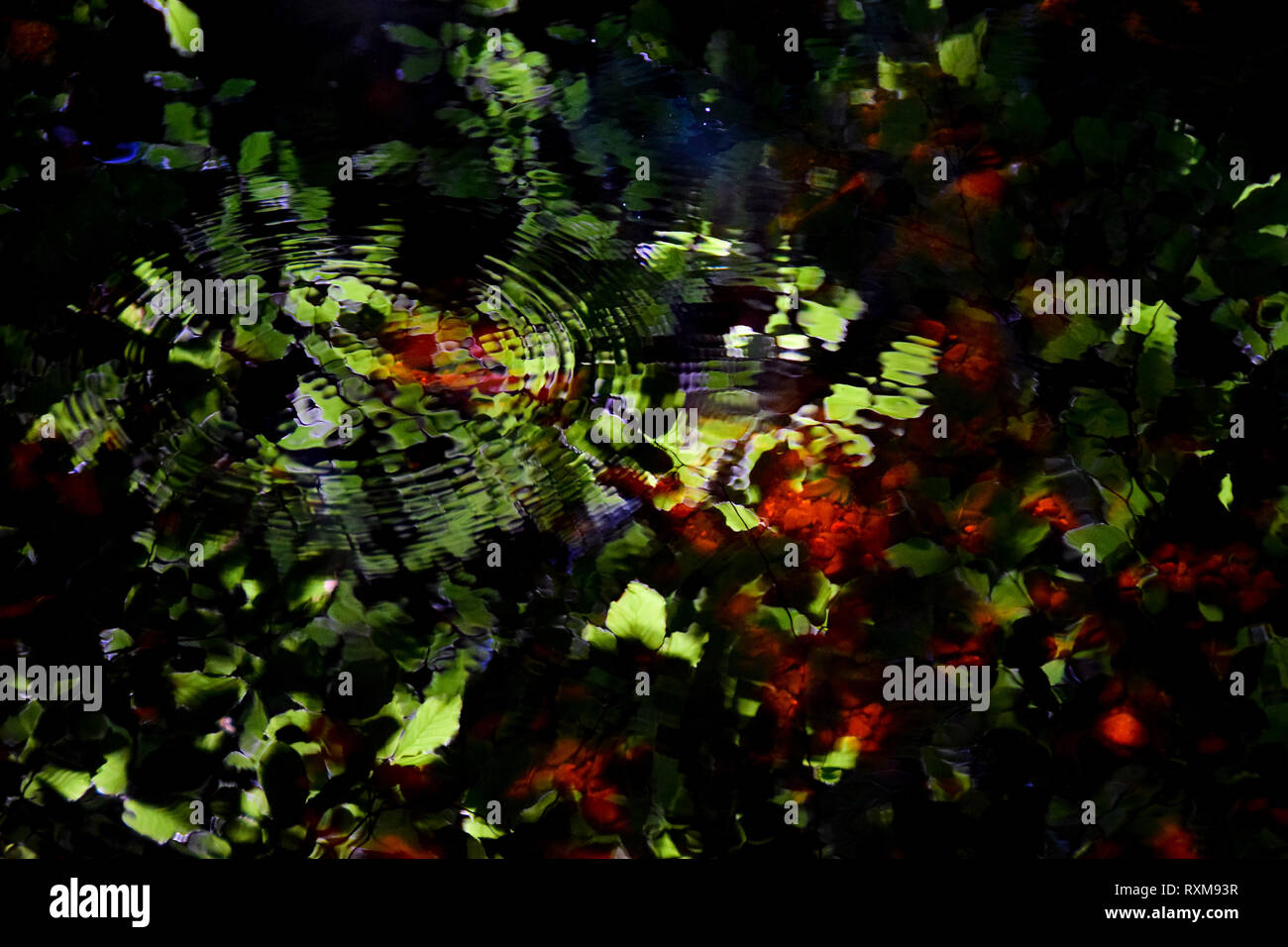 Ripples nel fiume Hebden acqua, Hardcastle Crags, Hebden Bridge, Calderdale, West Yorkshire Foto Stock