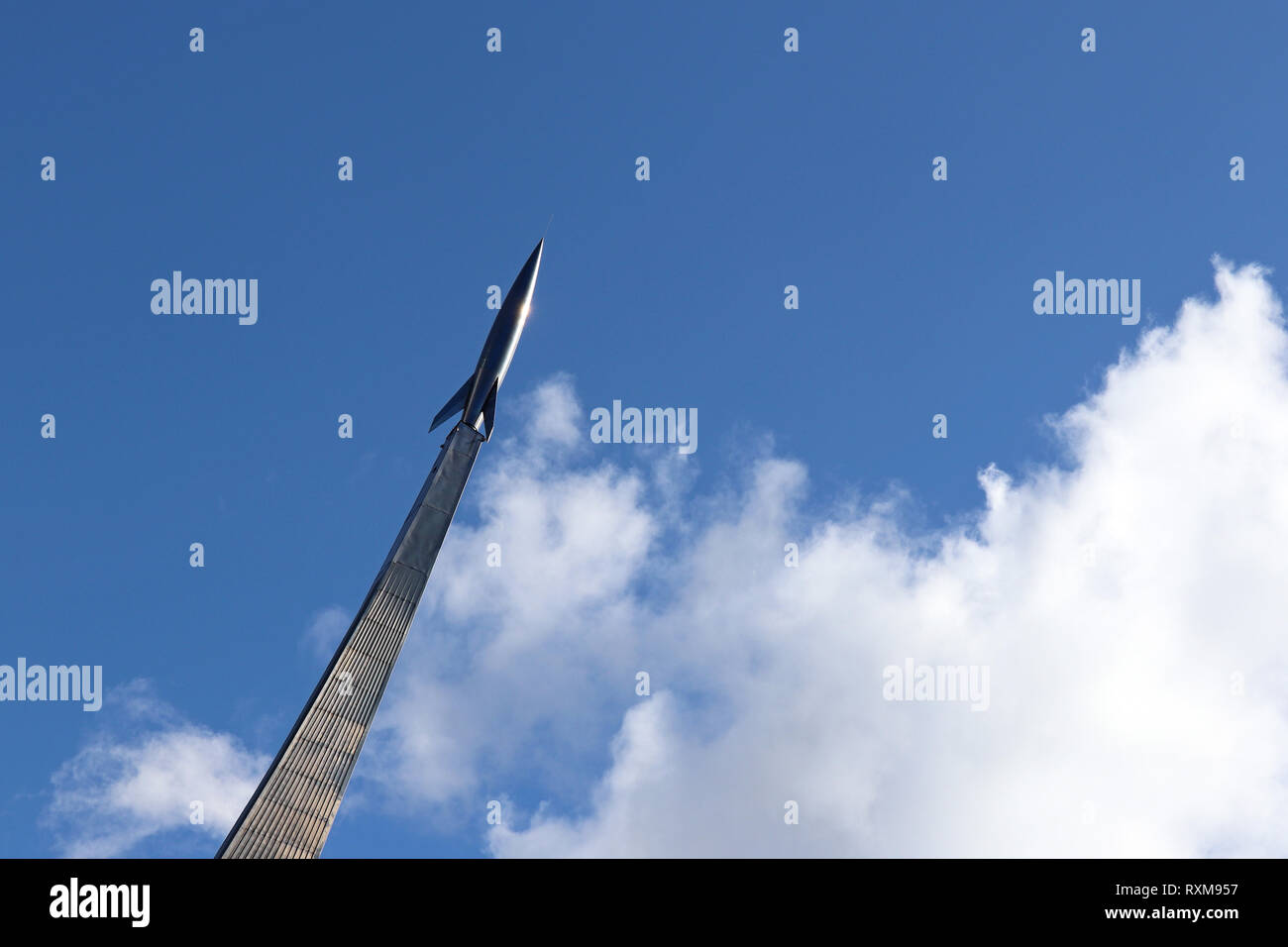 Monumento ai conquistatori di spazio, silhouette di un razzo russo contro il cielo nuvoloso. Museo della Cosmonautica di Mosca, esplorazione spaziale simbolo Foto Stock