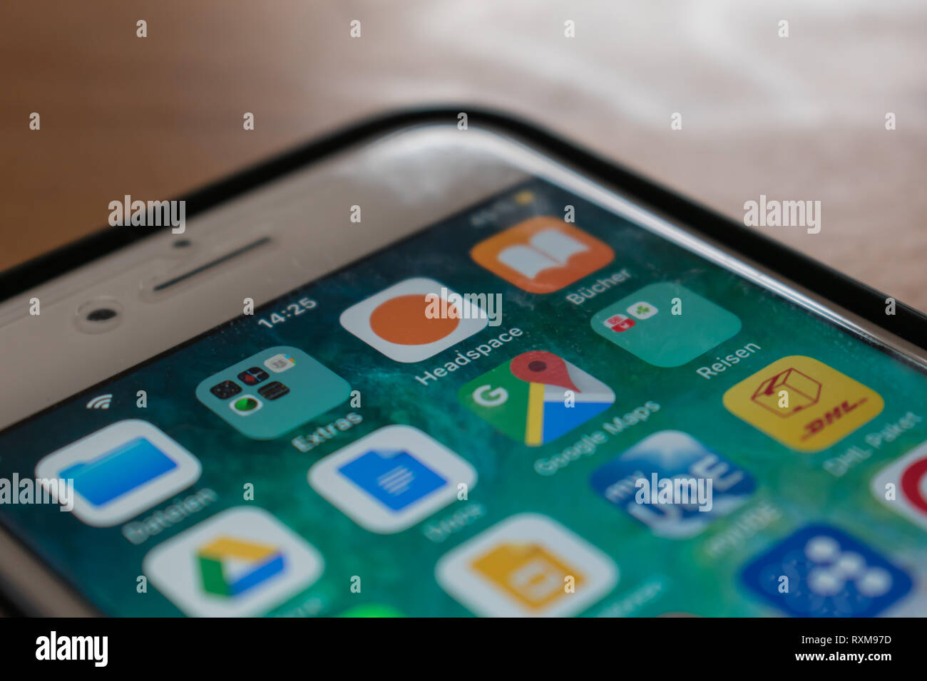 Headspace app a fuoco tra fuori fuoco le app su un mobile smartphone Foto Stock