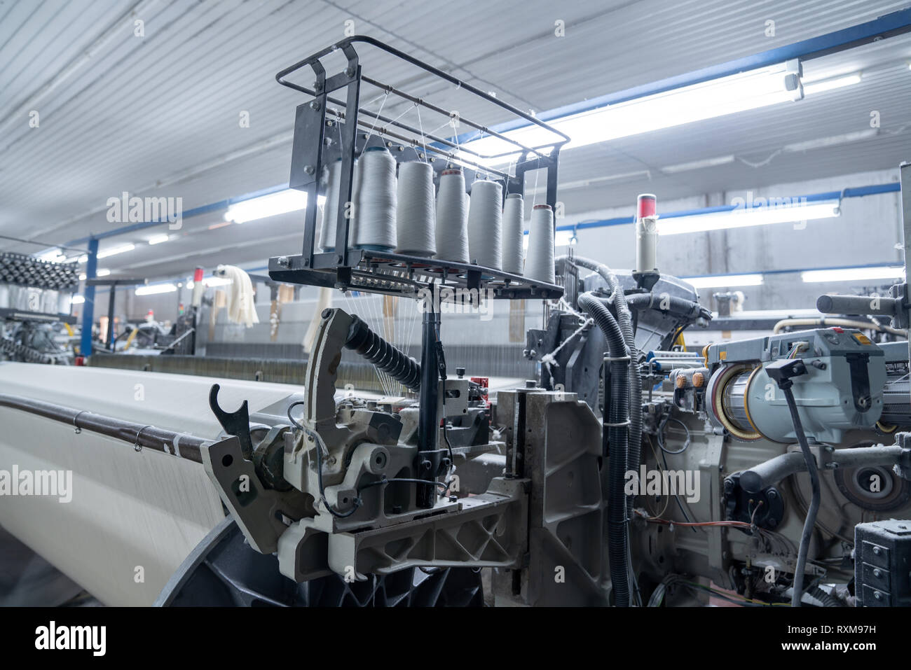 Interno della fabbrica tessile con macchinari automatizzati.concetto di industria e tecnologia Foto Stock