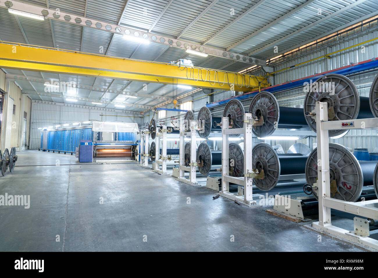 Interno della fabbrica tessile con macchinari automatizzati.concetto di industria e tecnologia Foto Stock
