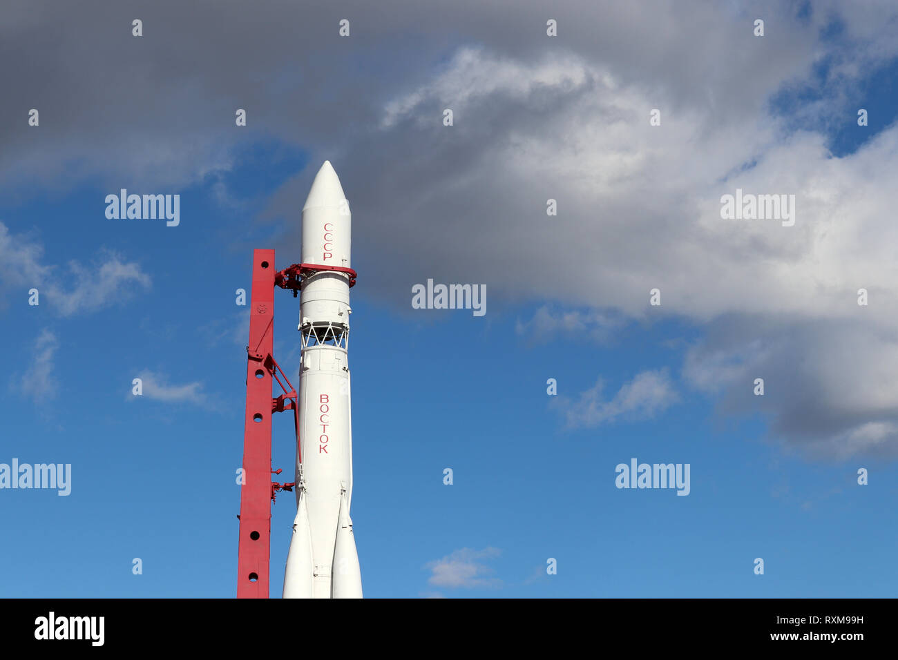 Monumento dell'astronave russo "Vostok 1', primo razzo sovietico a VDNH a Mosca contro il cielo blu con nuvole Foto Stock