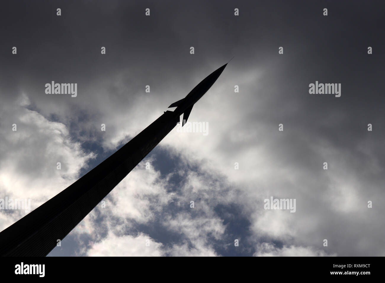 Monumento ai conquistatori di spazio, silhouette di un razzo russo contro il cielo nuvoloso. Museo della Cosmonautica di Mosca, esplorazione spaziale simbolo Foto Stock