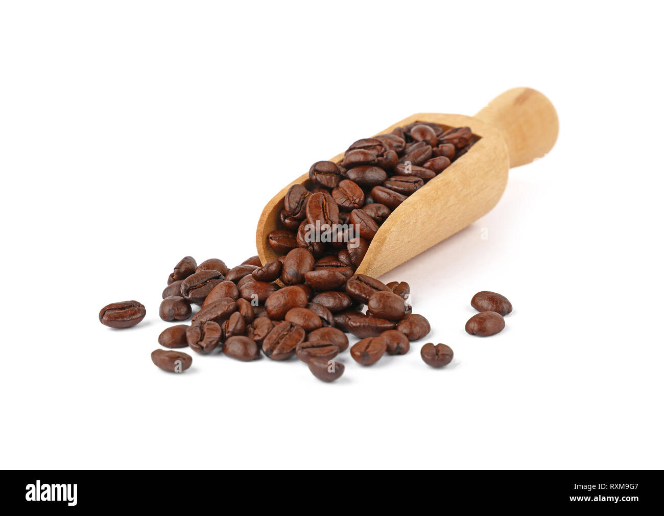 Close up scoop di legno pieno di Arabica torrefatto Caffè in grani isolati su sfondo bianco, ad alto angolo di visione Foto Stock