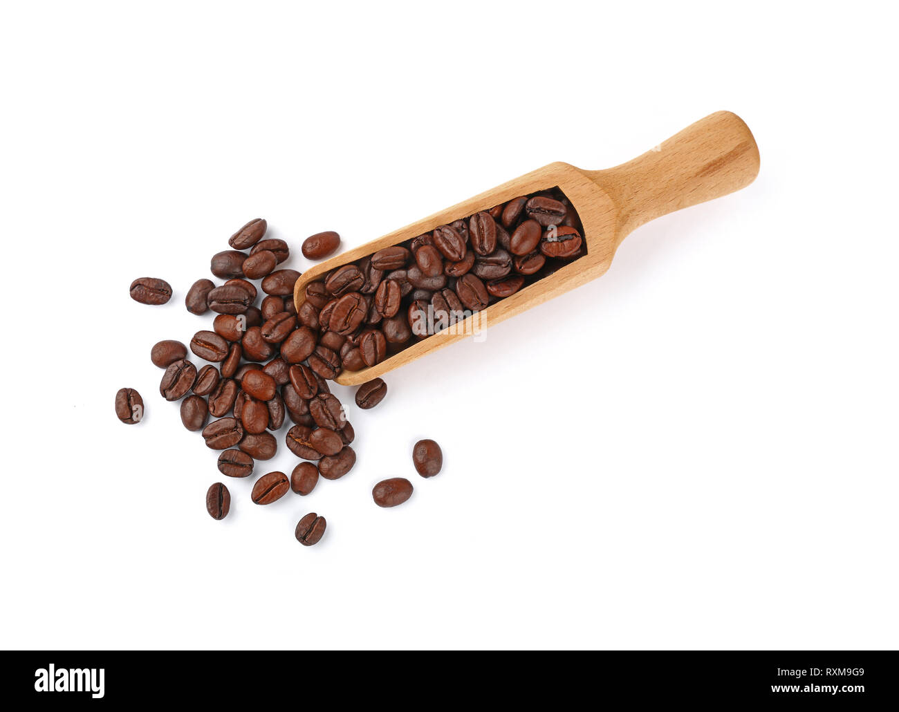 Close up scoop di legno pieno di Arabica torrefatto Caffè in grani isolati su sfondo bianco, elevati vista dall'alto, direttamente al di sopra di Foto Stock