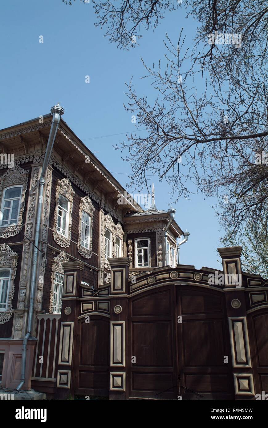 Un restaurato casa in legno nella città siberiana di Tomsk. Un ex trading hub, Tomsk è famosa per le sue intricate sculture di case di legno- costruito fuori l Foto Stock