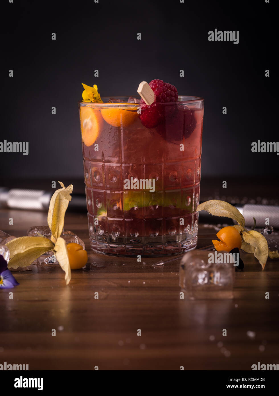 Cocktail di colore scuro su sfondo di legno. Foto Stock