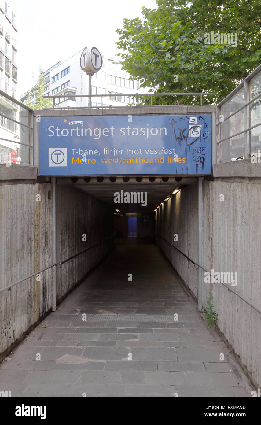 Oslo, Norvegia - 16 Settembre 2016: ingresso al Stortinget stazione della metropolitana nel centro di Oslo. Foto Stock