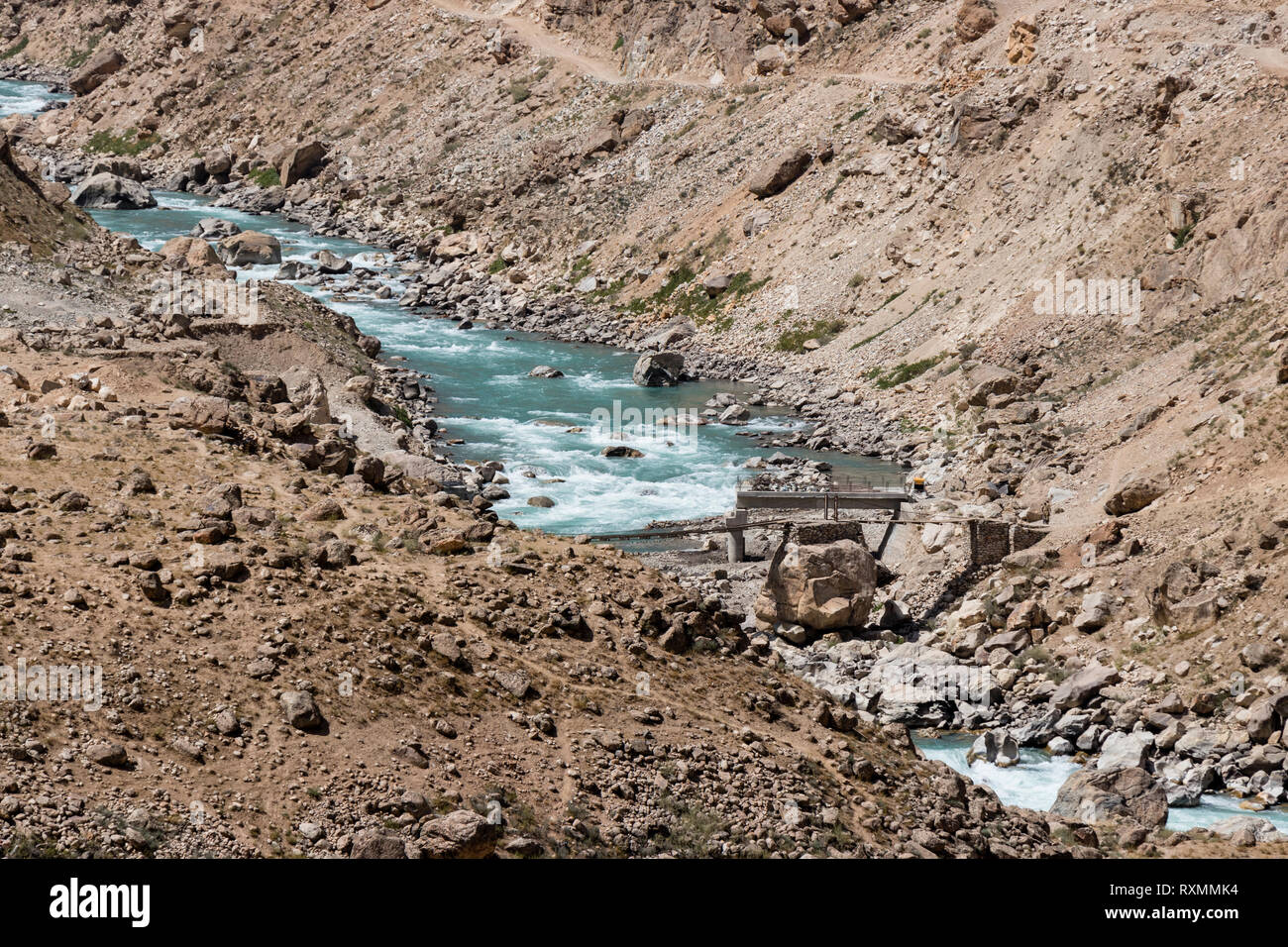 Deserto-come il paesaggio dell'Afghanistan con un fiume nel Pamir Mountains Foto Stock